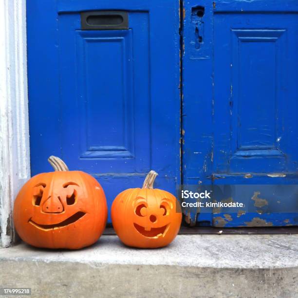 Хэллоуин Pumpkins В Дверь — стоковые фотографии и другие картинки Порог - Порог, Фонарь из тыквы, Осень