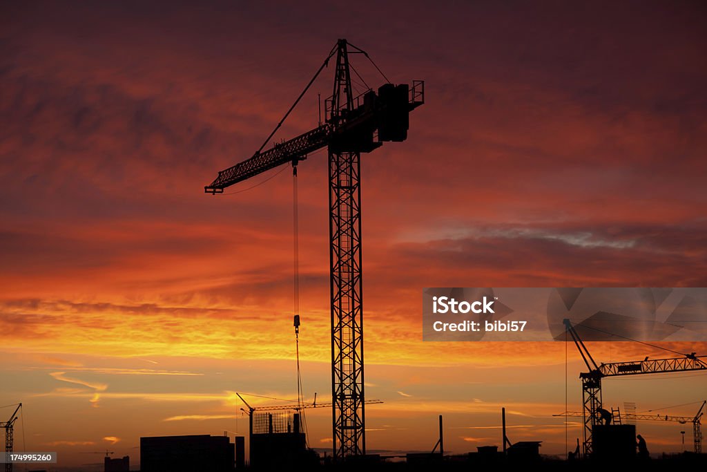 Строительство на восходе - Стоковые фото Overhead Crane роялти-фри