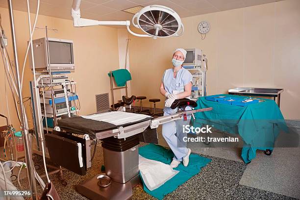 Foto de Sala De Cirurgia e mais fotos de stock de Acidentes e desastres - Acidentes e desastres, Adulto, Anestesista