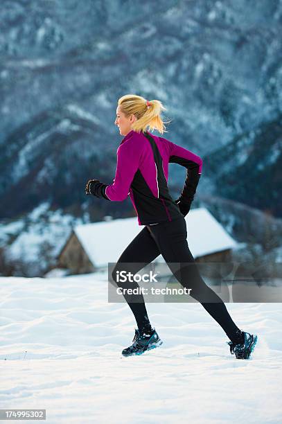 の若い女性でジョギングユキコ条件 - 20-24歳のストックフォトや画像を多数ご用意 - 20-24歳, アクティブライフスタイル, エクストリームスポーツ