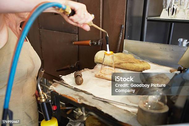 Glassblowing Zajmuje Stałą Ręka - zdjęcia stockowe i więcej obrazów 40-49 lat - 40-49 lat, Codzienne ubranie, Część