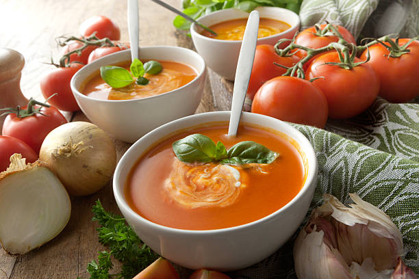 수프 stills: 토마토 수프 - tomato soup red basil table 뉴스 사진 이미지