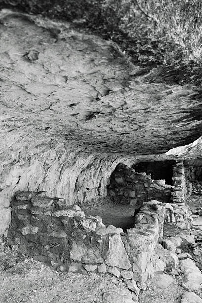 クルミキャニオン国定公園 - walnut canyon ruins ストックフォトと画像