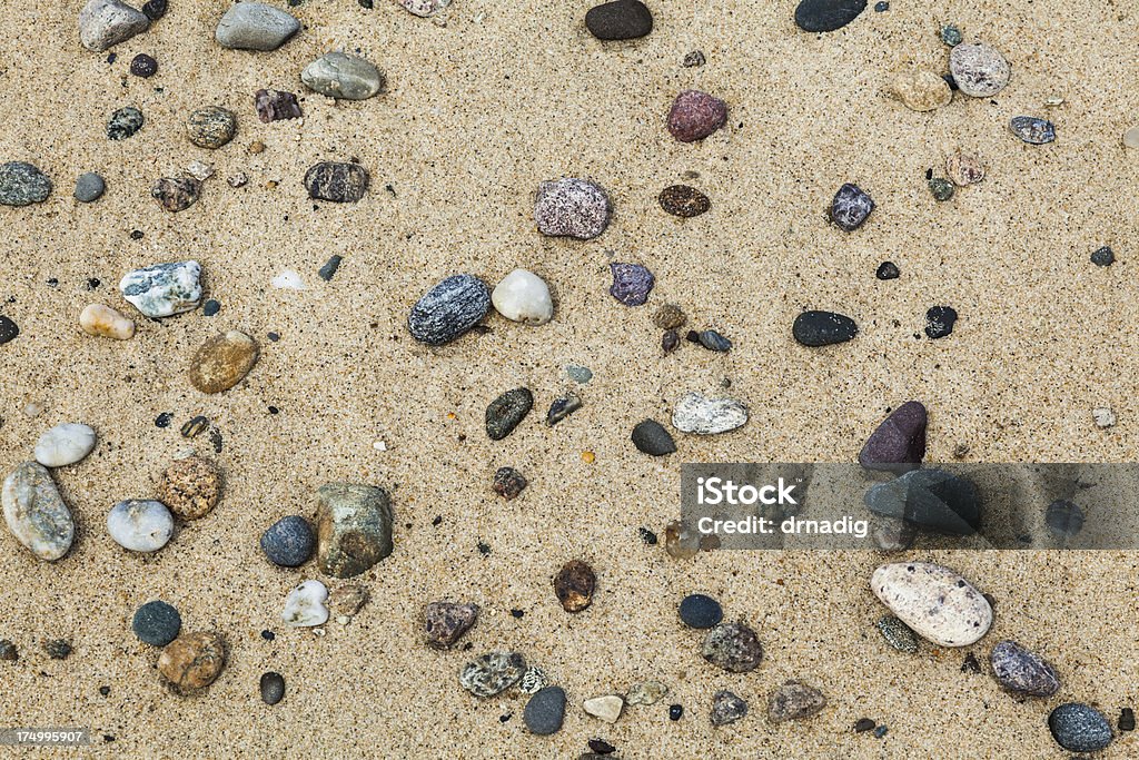 Playa de arena y piedras con fondo - Foto de stock de Belleza de la naturaleza libre de derechos