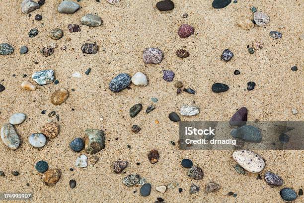 Playa De Arena Y Piedras Con Fondo Foto de stock y más banco de imágenes de Belleza de la naturaleza - Belleza de la naturaleza, Desgastado por el tiempo, Elipse