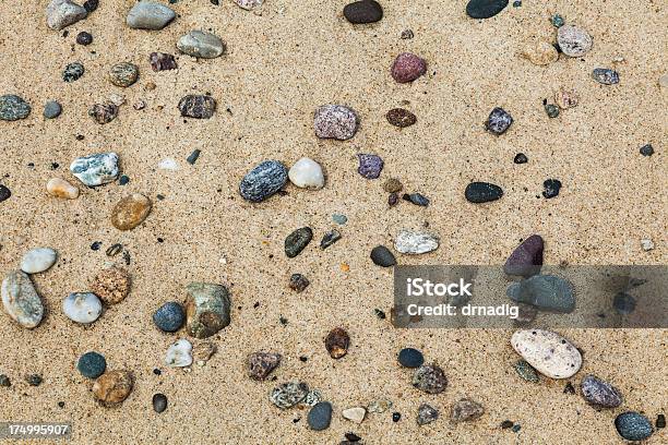 Sfondo Di Spiaggia Con Sabbia E Ghiaia - Fotografie stock e altre immagini di Bellezza naturale - Bellezza naturale, Ciottolo, Composizione orizzontale