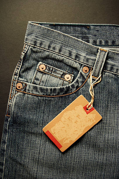 tag em branco no jeans - jeans ticket rectangle labeling imagens e fotografias de stock