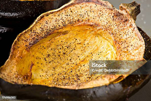 Asado Calabaza Bellota Foto de stock y más banco de imágenes de Al horno - Al horno, Alimento, Alimentos cocinados