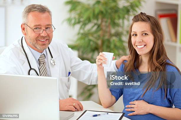 妊娠中の女性で医者のオフィスを通過します - 2人のストックフォトや画像を多数ご用意 - 2人, 30代, 50代