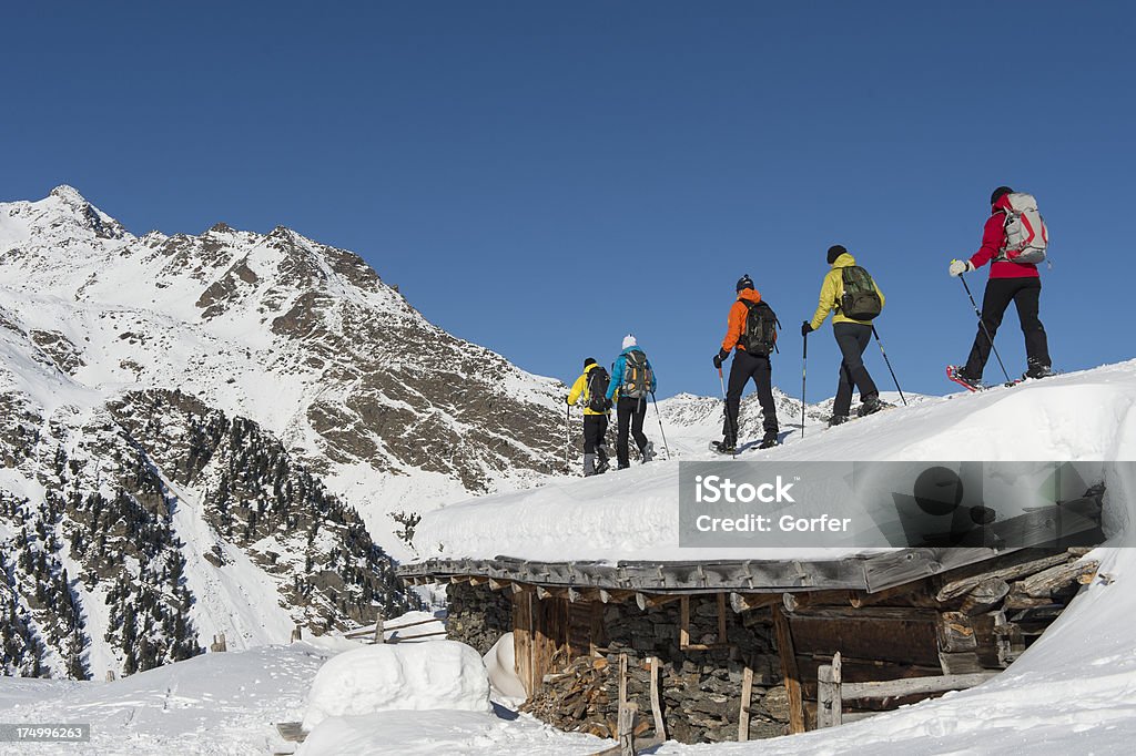 Snowshoers na dachu Chatka - Zbiór zdjęć royalty-free (Wyścigi na rakietach śnieżnych)