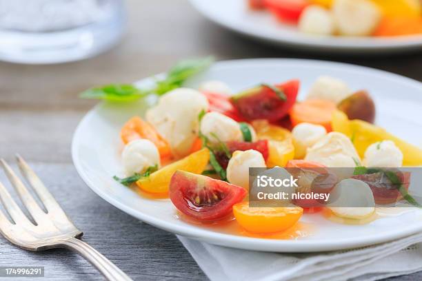 Sałatka Caprese - zdjęcia stockowe i więcej obrazów Pomidor - Jarzyna - Pomidor - Jarzyna, Bazylia, Bez ludzi