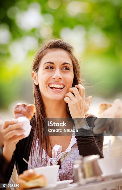 Pequenoalmoço Com Os Seus Amigos - Fotografias de stock e mais imagens de 20-24 Anos - 20-24 Anos, 30-39 Anos, 35-39 Anos