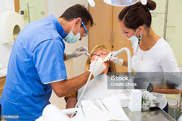 Mittleren Alter Frau Im Dentistdoctor Und Krankenschwester Arbeiten Stockfoto und mehr Bilder von Erwachsene Person