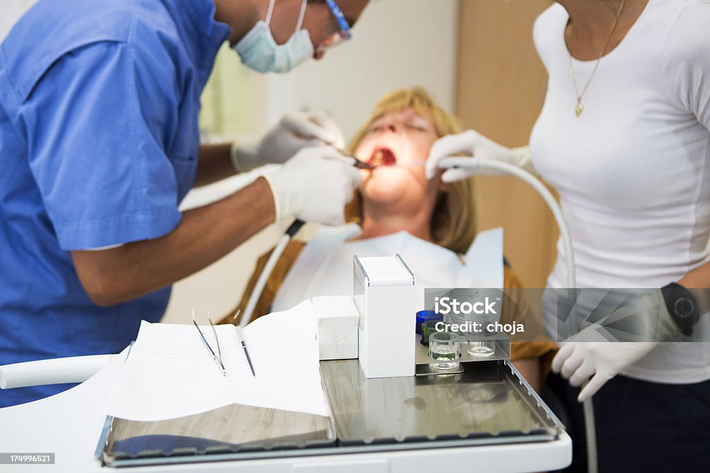 Meio envelhecido mulher no dentist.doctor e enfermeira trabalhando - Foto de stock de Adulto royalty-free