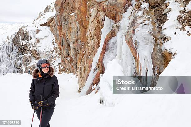 Kobieta W Snowy Gór - zdjęcia stockowe i więcej obrazów Alpinizm - Alpinizm, Chłodny, Dorosły