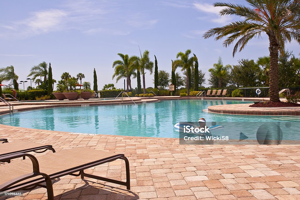 Desfrutando flutuando em uma piscina grande - Foto de stock de Flórida - EUA royalty-free