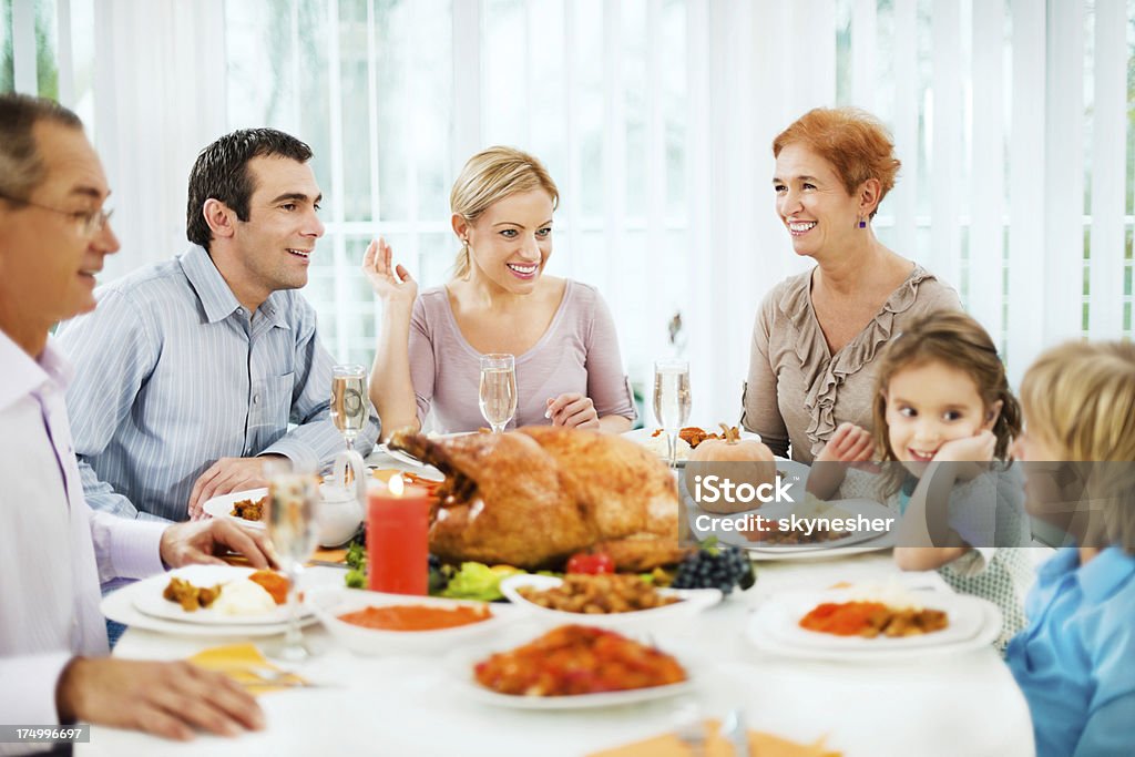 ご家族での感謝祭のディナーテーブルをご用意しています。 - おかず系のロイヤリティフリーストックフォト