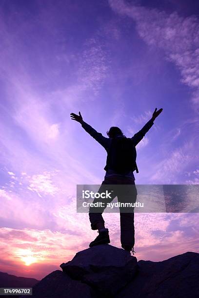 Photo libre de droit de Succès De La banque d'images et plus d'images libres de droit de Silhouette - Contre-jour - Silhouette - Contre-jour, Femmes, Randonnée pédestre