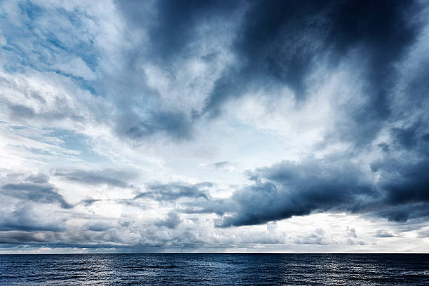 céu dramático sobre o mar - dramatic clouds imagens e fotografias de stock