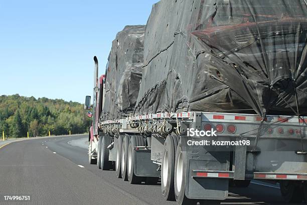 Straßenfracht Zerstoßenen Autokörper Stockfoto und mehr Bilder von Straßenfracht - Straßenfracht, Tragen, Altmetall