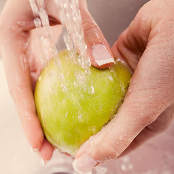 frisches gemüse waschen - handful motion blurred motion wet stock-fotos und bilder