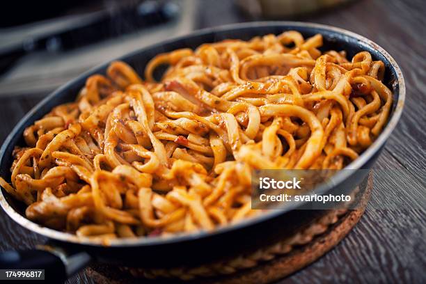 Tagliatelle Con Salsa De Tomate Y Pesto Foto de stock y más banco de imágenes de Pasta - Pasta, Sartén china, Albahaca