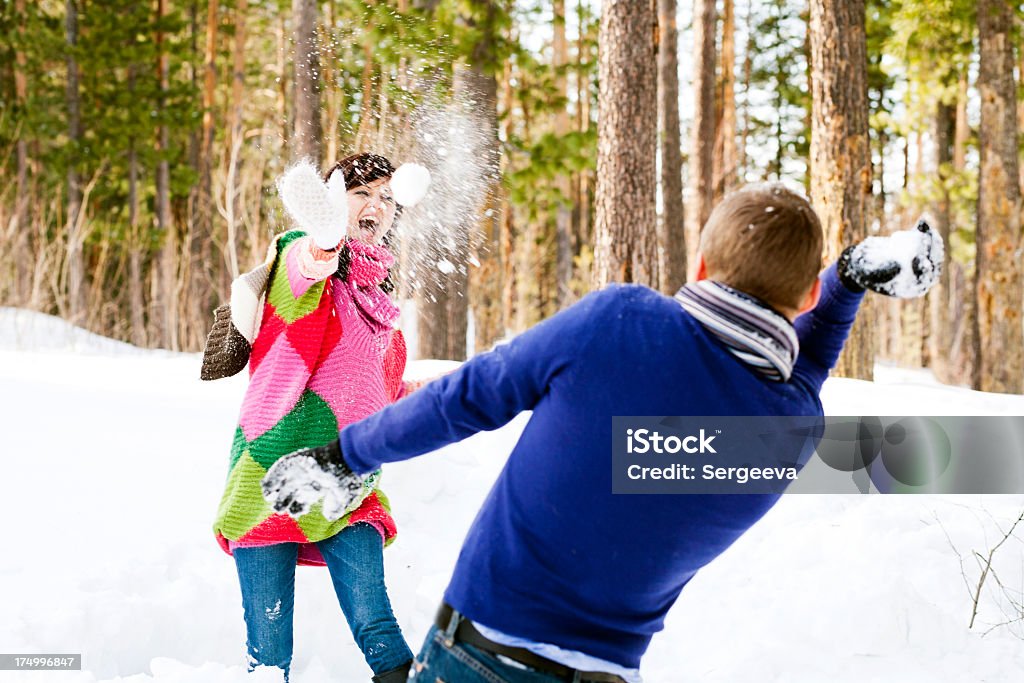 Casais apaixonados na floresta de inverno - Foto de stock de Adulto royalty-free