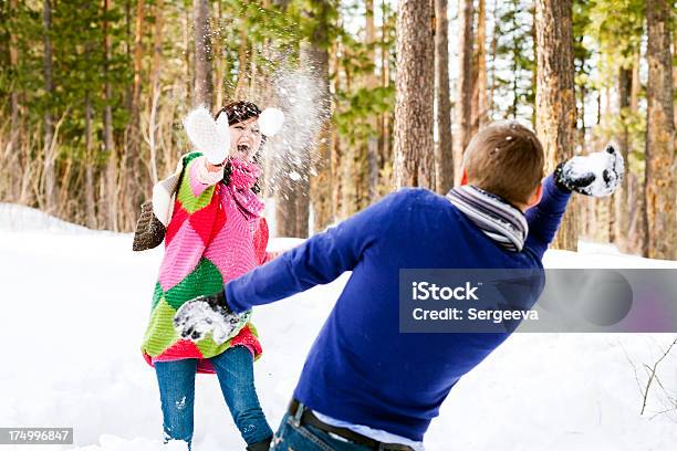 Foto de Casais Apaixonados Na Floresta De Inverno e mais fotos de stock de Adulto - Adulto, Agressão, Alegria