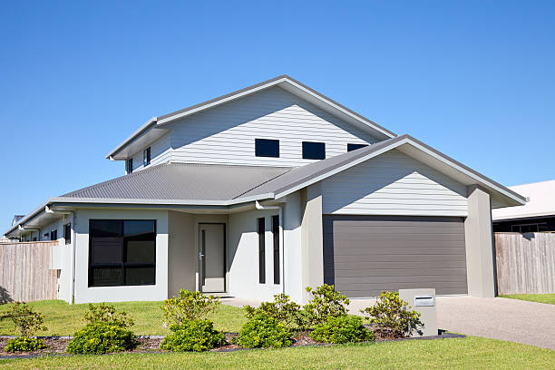 família moderna casa suburbana com céu azul límpido - detached house house facade contemporary - fotografias e filmes do acervo