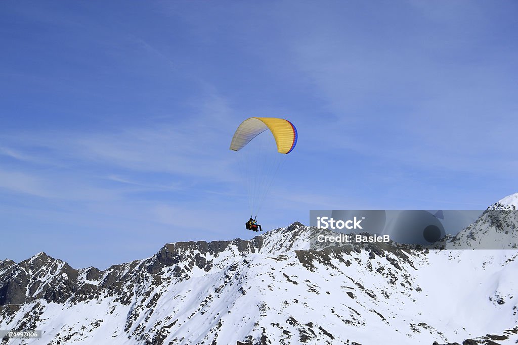 Tandem Gleitschirm in den Bergen - Lizenzfrei Gleitschirmfliegen Stock-Foto