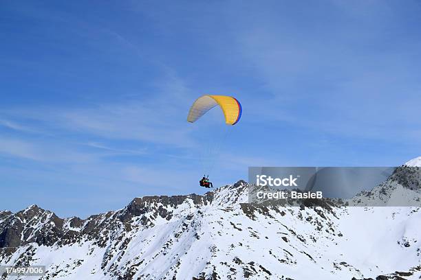 Tandem Gleitschirm In Den Bergen Stockfoto und mehr Bilder von Gleitschirmfliegen - Gleitschirmfliegen, Schnee, Tandem - Position