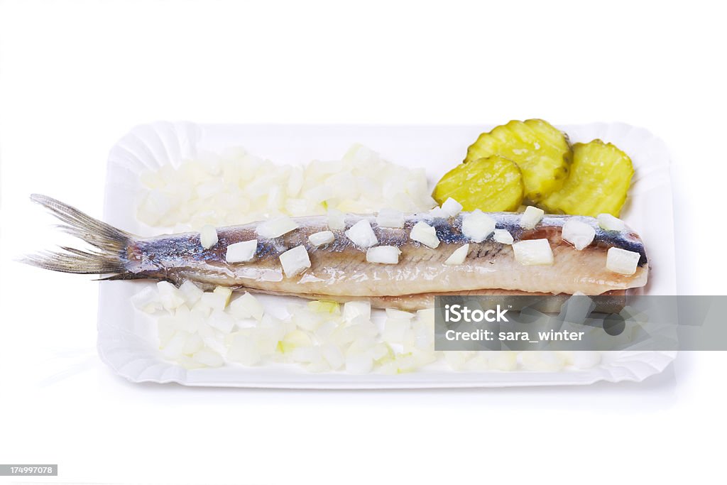 Olandese ('haring'spina) con cipolle e sottaceti, isolato su bianco - Foto stock royalty-free di Aringa