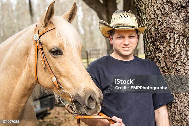 Mann Und Sein Pferd Stockfoto und mehr Bilder von Agrarbetrieb - Agrarbetrieb, Baum, Ein Mann allein