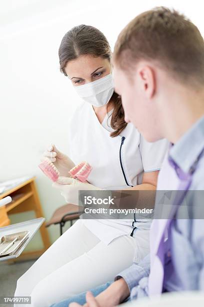 Foto de Paciente E Dentista No Escritório Dentário e mais fotos de stock de Adulto - Adulto, Branco, Cadeira de Dentista