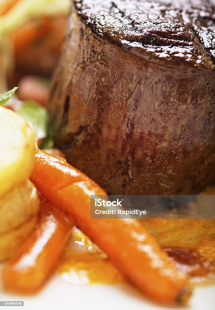 Saftiges Filet-steak und Kartoffeln und glasierte Möhren - Lizenzfrei Filetsteak Stock-Foto