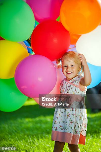 Süßes Mädchen Mit Luftballons Stockfoto und mehr Bilder von Helium-Luftballons - Helium-Luftballons, 12-17 Monate, Babybekleidung