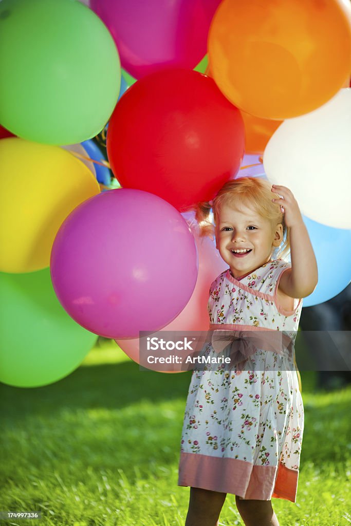 Jolie fille avec des ballons - Photo de Ballon gonflé à l'hélium libre de droits