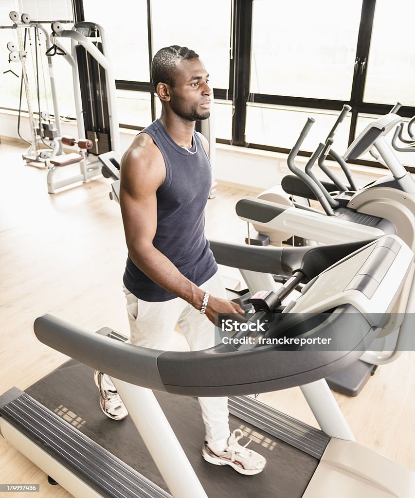 Mode de vie sain homme marche sur tapis de course - Photo de Activité libre de droits