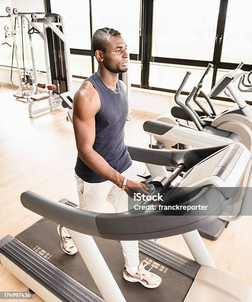 Foto de Estilo De Vida Healty Homem Caminhando Na Esteira e mais fotos de stock de 20 Anos - 20 Anos, Academia de ginástica, Adulto