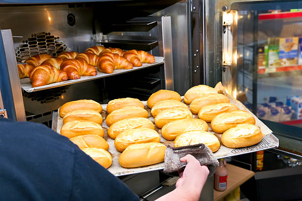 bollos y medialunas recién con opciones frías y calientes - smelling bread bakery women fotografías e imágenes de stock