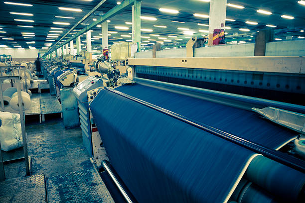 dril industria textil de decisiones gesta vaqueros tela de chorro de aire - textile industry textile wool textile factory fotografías e imágenes de stock
