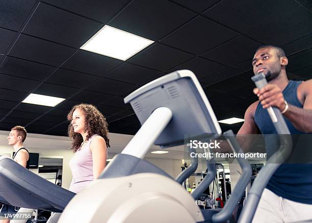 Uomo Sulla Macchina Cardio Con Tapis Roulant In Una Palestra - Fotografie stock e altre immagini di Abbigliamento sportivo