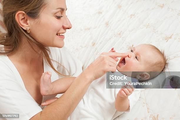 Mutter Spielen Mit Baby Stockfoto und mehr Bilder von Baby - Baby, Ein weibliches Baby allein, Eine Person