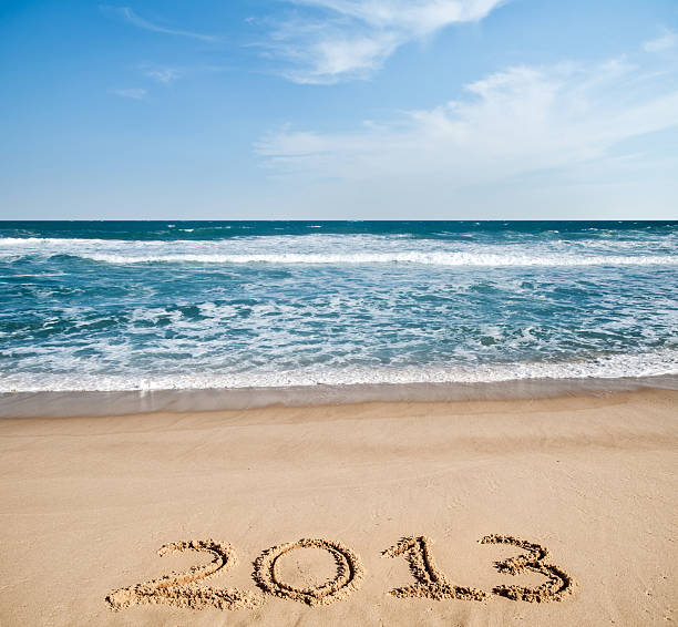 nowy rok 2013 - 2013 beach sand new years day zdjęcia i obrazy z banku zdjęć