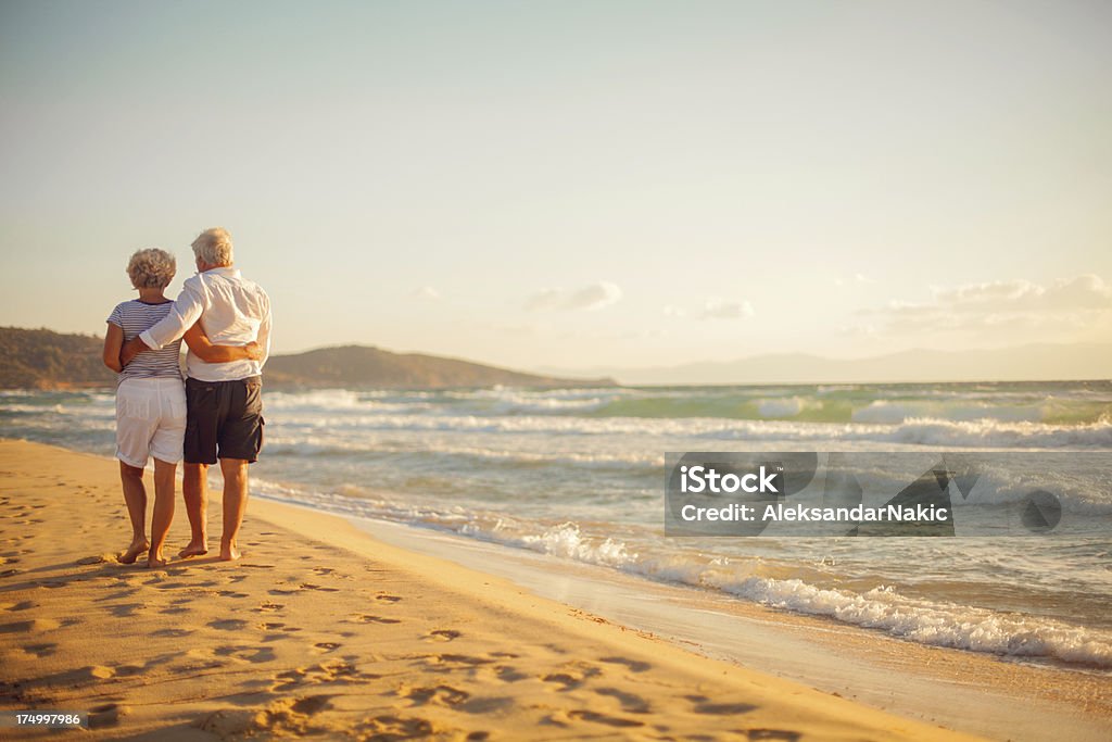 Senior couple marchant sur la plage - Photo de Couple senior libre de droits