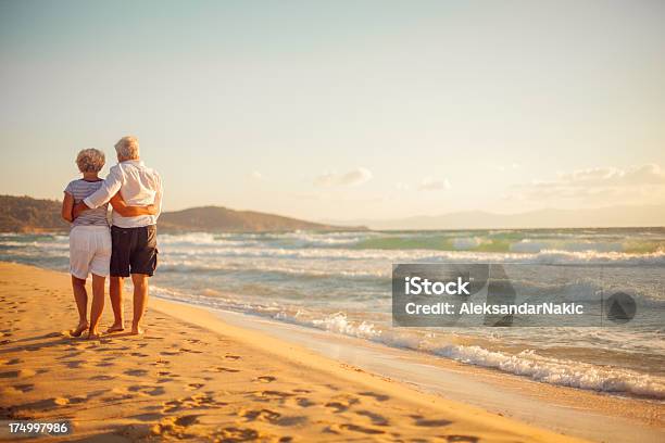 Photo libre de droit de Senior Couple Marchant Sur La Plage banque d'images et plus d'images libres de droit de Couple senior - Couple senior, Or - Couleur, Activité de loisirs