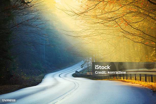 Curva Da Estrada Da Montanhailuminado Pelos Raios Do Sol Mornig - Fotografias de stock e mais imagens de Estrada