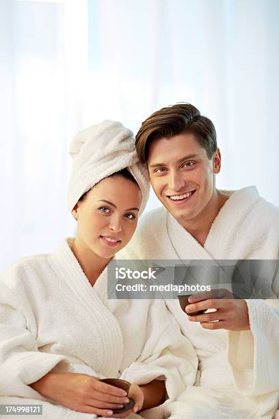 Entspannung Im Spa Stockfoto und mehr Bilder von 20-24 Jahre - 20-24 Jahre, Attraktive Frau, Badehaus