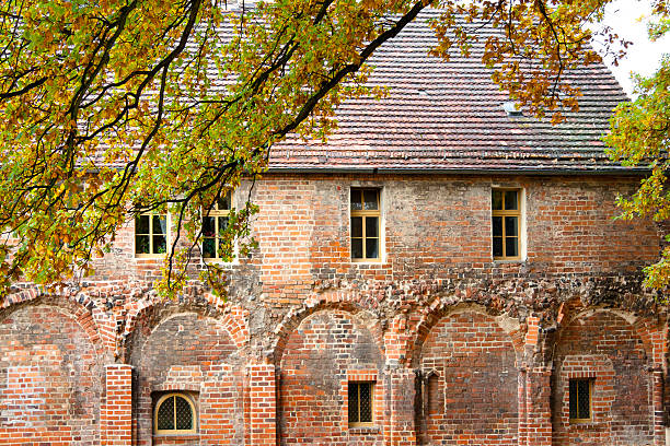 деталь zinna аббатство, германия. - brick building exterior monch monastery стоковые фото и изображения