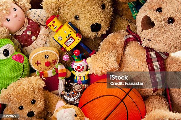 Caja Llena De Juguetes Y Relleno De Los Animales Foto de stock y más banco de imágenes de Juguete - Juguete, Caja, Caridad y Auxilio